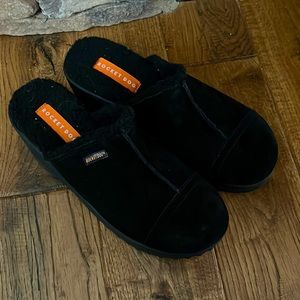 Rocket Dog black fur lines clogs EUC